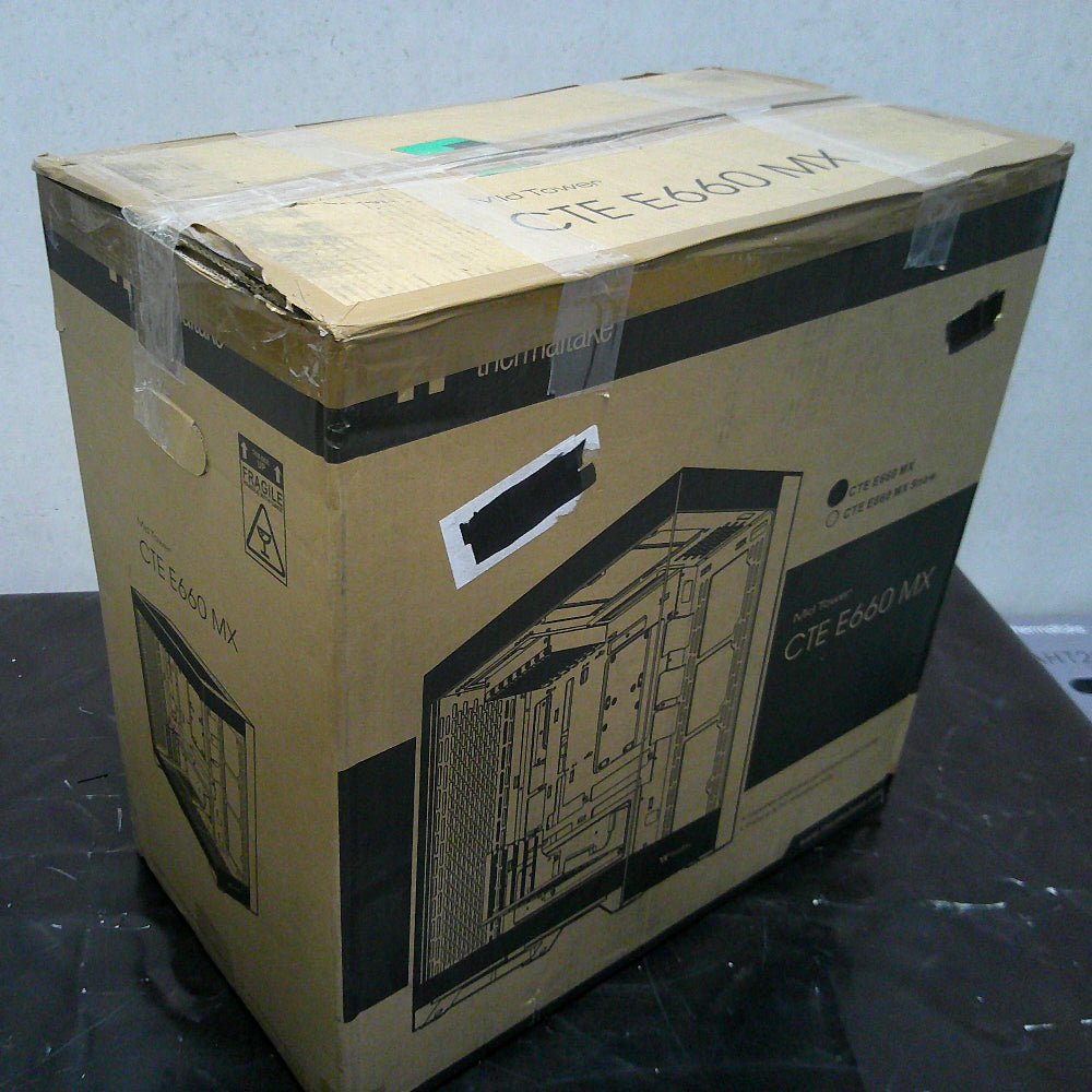 Der CTE E660 MX ist ein Midi Tower Gehaeuse in der Farbe Schwarz mit Drei-Wege-GPU-Installation und Support für Hidden-Connector-Motherboards.