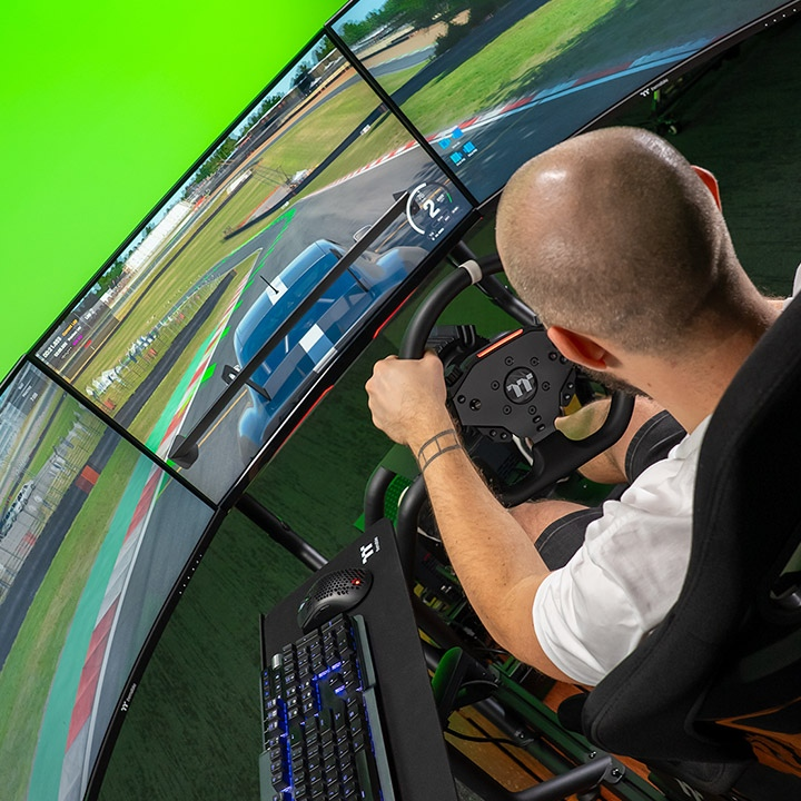 Livebild - G15 Direct Drive Racing Wheel – Direct-Drive-Lenkrad mit Thermaltake Simracing Cockpit