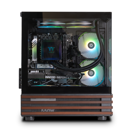 Quasit 5060 Black LCGS Gaming PC in der Seitenansicht mit View 170 WS Black Gehäuse, Panoramaglas, ARGB-Beleuchtung und Holzakzenten.
