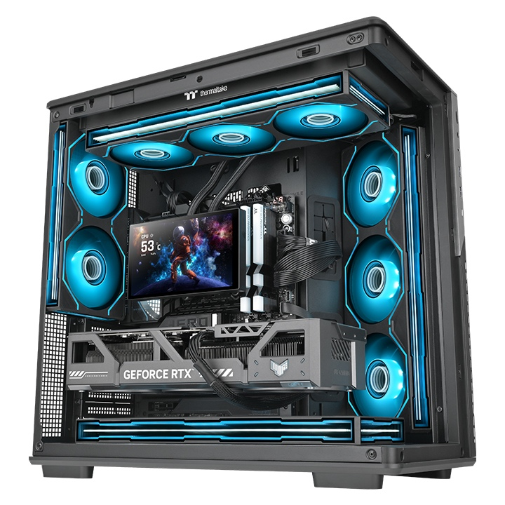 SWAFAN 240 UNIFY ARGB Lüfter in einem schwarzen Gaming-PC mit leuchtend blauer Infinity-Mirror-Beleuchtung.