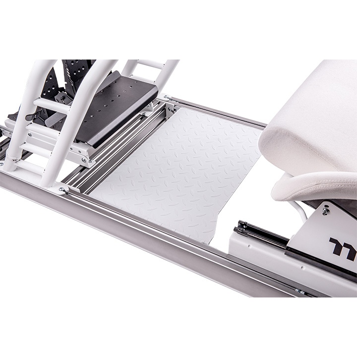 Der Sim RIG Floor ist eine hochwertige Fußstützenplatte in der Farbe Weiß, die speziell für Rennsimulations-Cockpits entwickelt wurde. Sie besteht aus 2,5 mm starkem Stahl mit rutschfestem Profil.