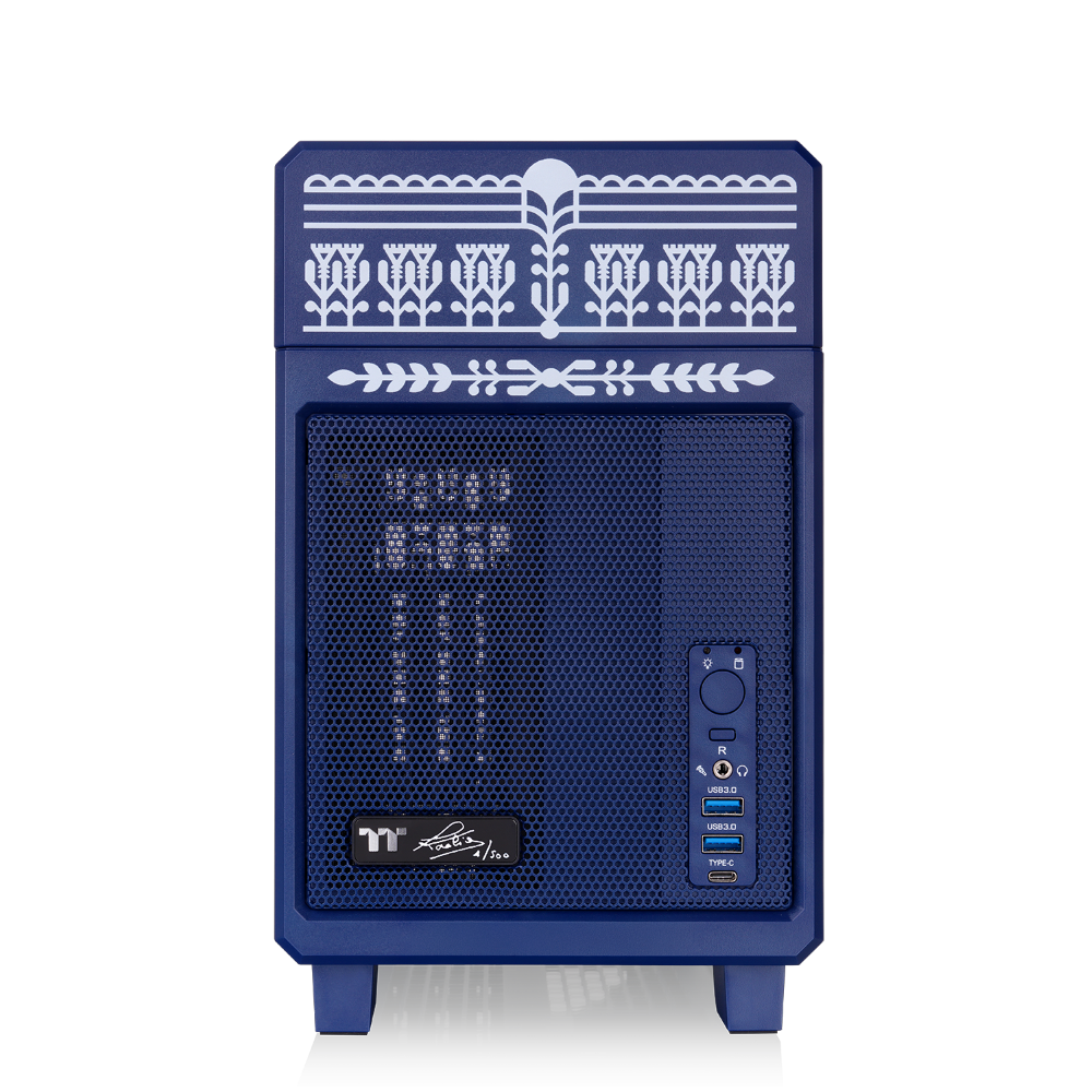 Das TR100 in der Koralie Edition in der Farbe Cobalt Blue ist ein Mini-ITX PC Gehäuse designt von der französischen Künstlerin Koralie.