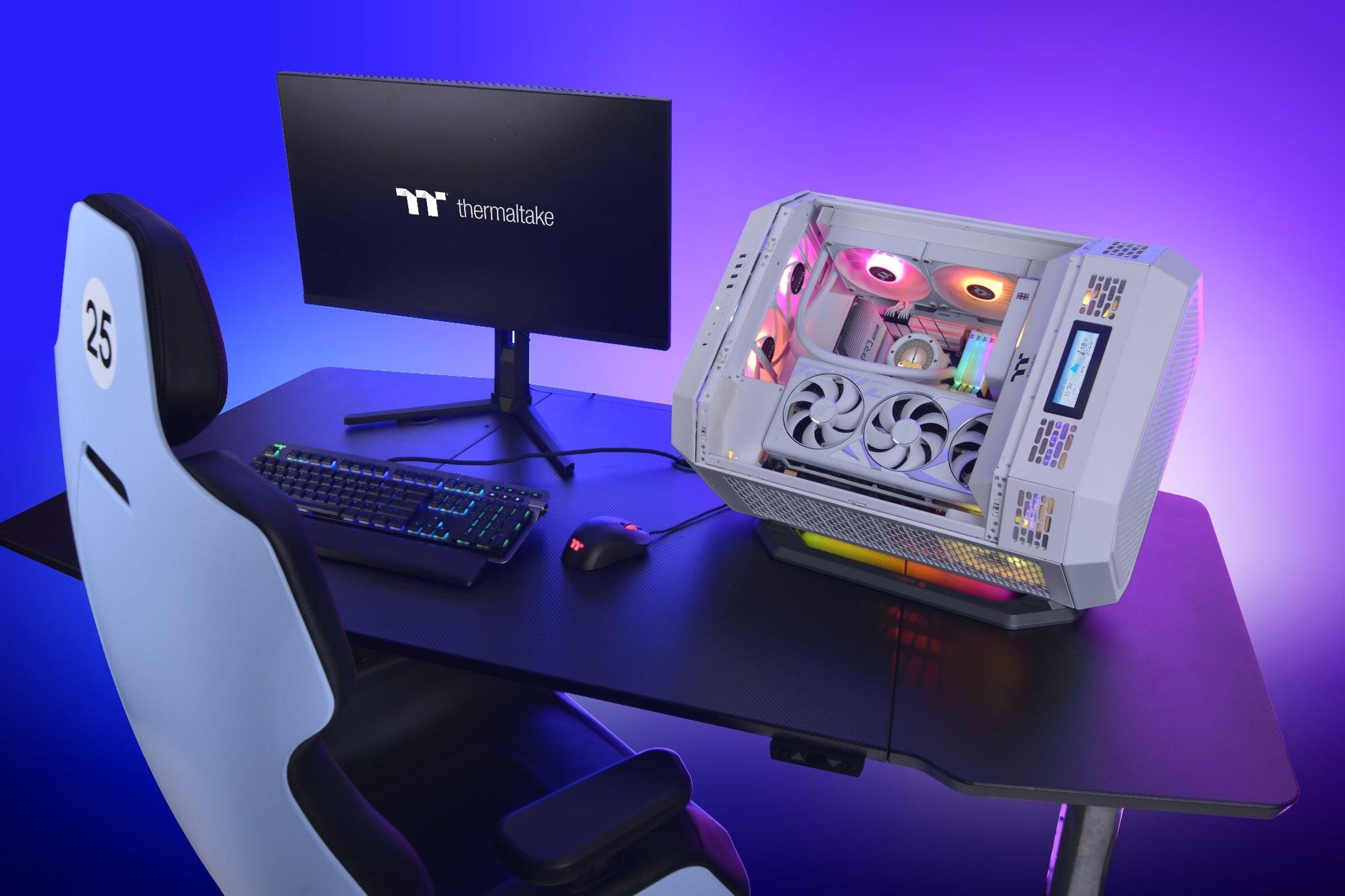 Der Tower 600 Snow White ist ein PC Midi Gehaeuse mit ATX-Standard