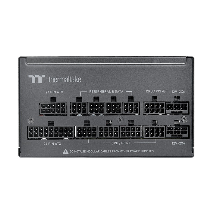 Das Toughpower PT 1200W Black ist ein 80 PLUS Platinum -zertifiziertes PC-Netzteil (PSU) mit der Spezifikation ATX 3.1 und ist mit einem nativen PCIe Gen 5.1 2x12+4-Pin-Anschluss ausgestatt.