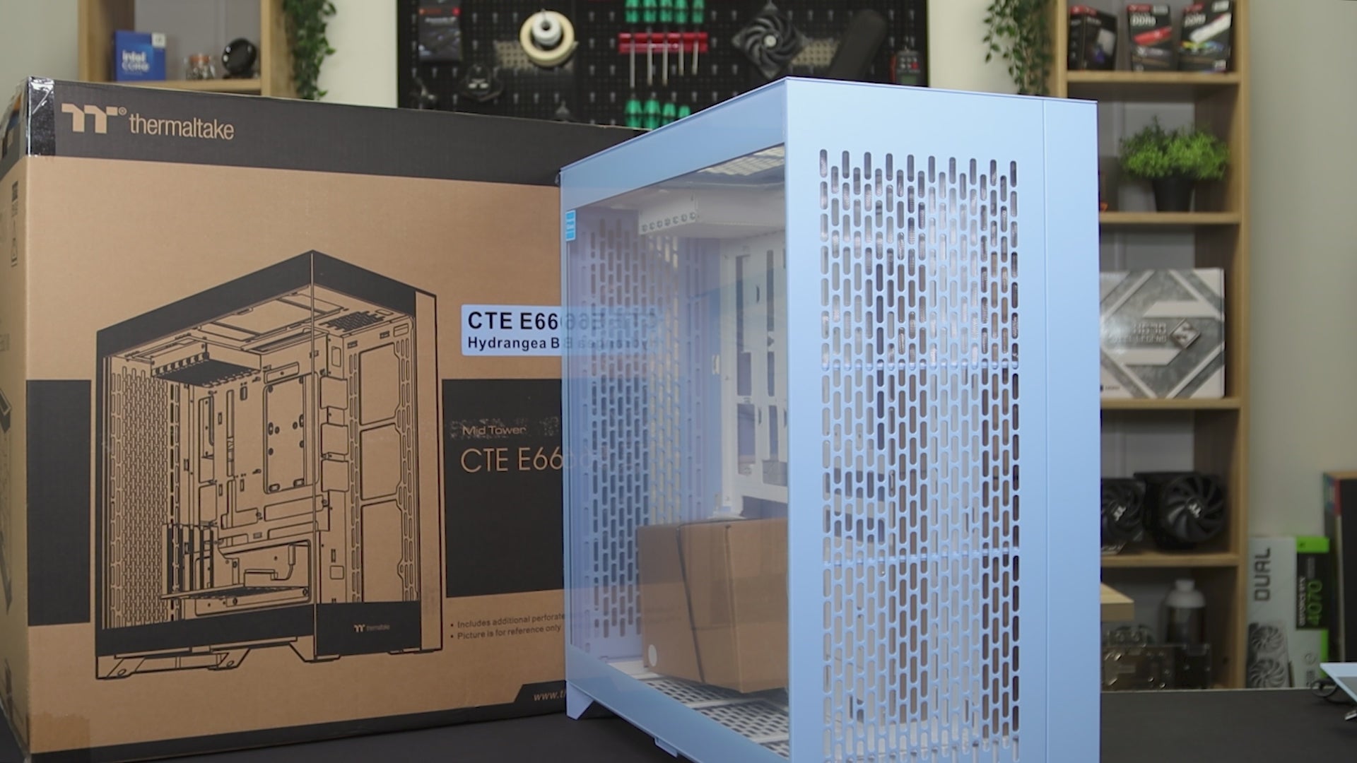 Der CTE E660 MX ist ein Midi Tower Gehaeuse in der Farbe Hydrangea Blue mit Drei-Wege-GPU-Installation und Support für Hidden-Connector-Motherboards.