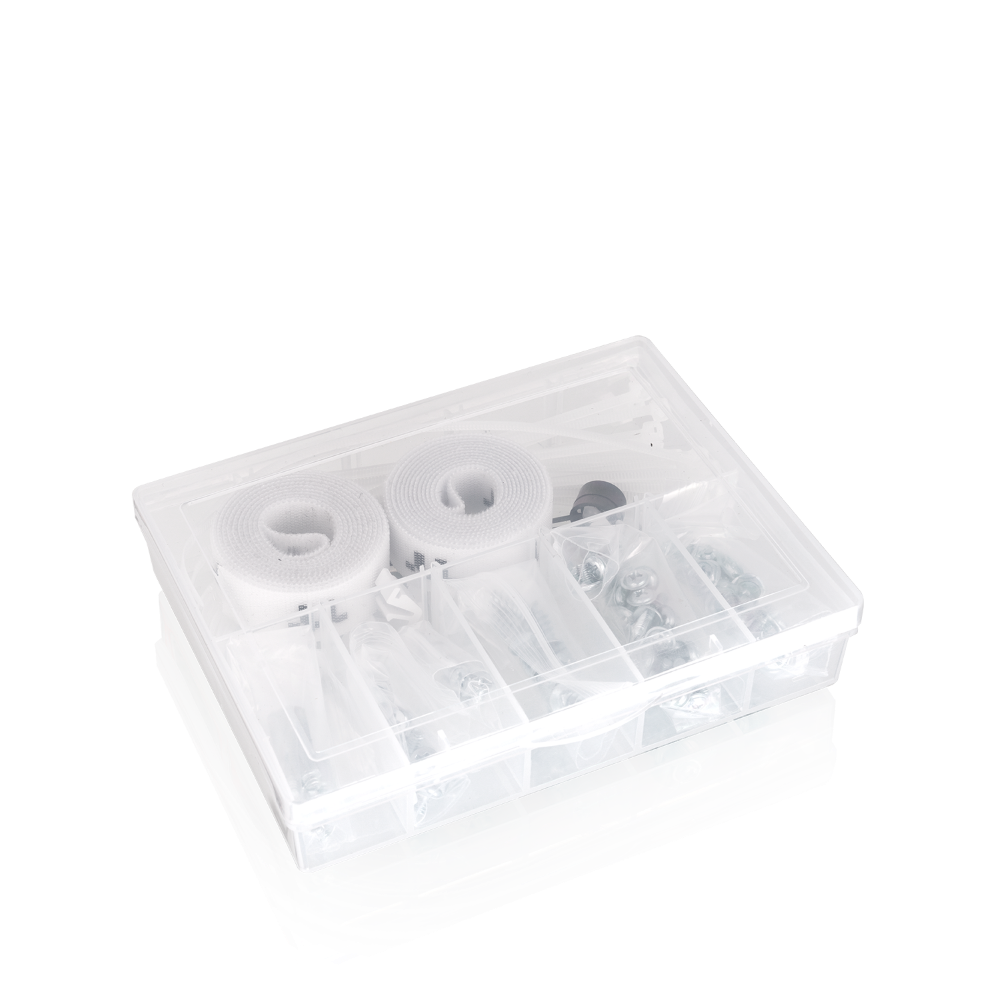 Transparente Sortierbox mit Schrauben, Kabelbindern und Klettbändern für den CAPO X Dual-System PC-Zusammenbau.