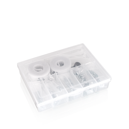 Transparente Sortierbox mit Schrauben, Kabelbindern und Klettbändern für den CAPO X Dual-System PC-Zusammenbau.