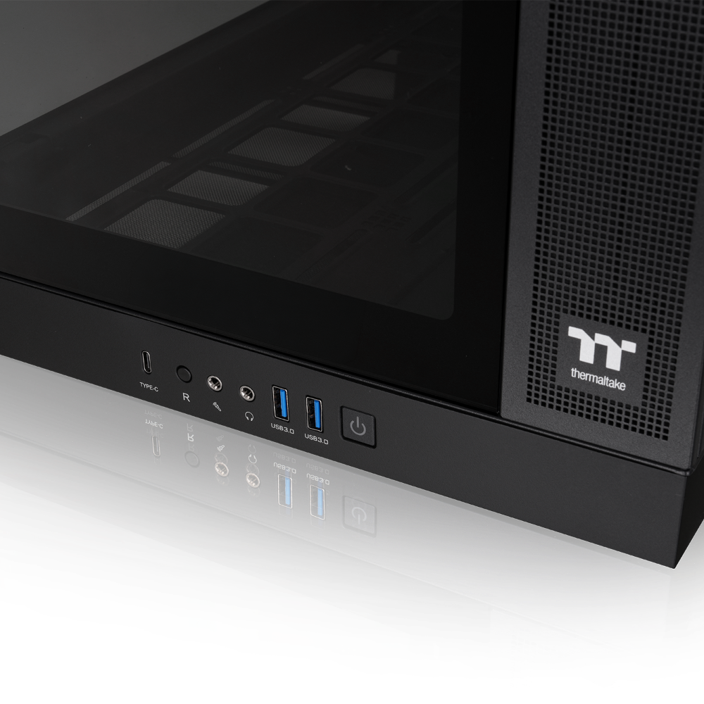 Schwarzes CAPO X Dual-System PC-Gehäuse mit Front-Anschlüssen, USB-C, USB 3.0 und Thermaltake-Logo auf weißem Hintergrund.