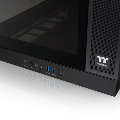 Schwarzes CAPO X Dual-System PC-Gehäuse mit Front-Anschlüssen, USB-C, USB 3.0 und Thermaltake-Logo auf weißem Hintergrund.