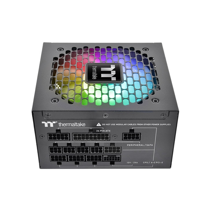 Das Germanium Pro RGB 1000W Black ist ein 80 PLUS Gold-zertifiziertes PC-Netzteil (PSU) mit der Spezifikation ATX 3.1 und ist sogar mit einem nativen PCIe Gen 5.1 12+4-Pin-Anschluss ausgestatt.