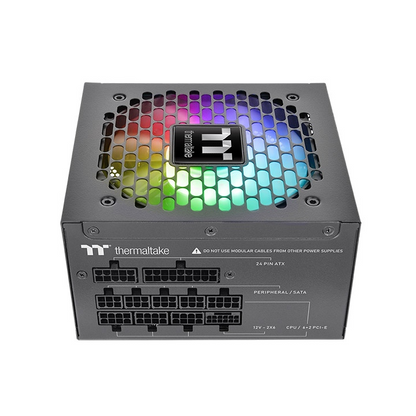 Das Germanium Pro RGB 750W Black ist ein 80 PLUS Gold-zertifiziertes PC-Netzteil (PSU) mit der Spezifikation ATX 3.1 und ist sogar mit einem nativen PCIe Gen 5.1 12+4-Pin-Anschluss ausgestatt.