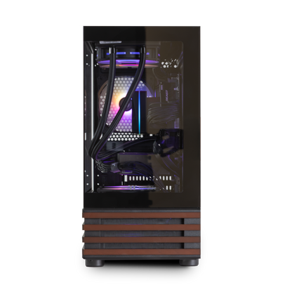 Quasit 5060 Black LCGS Gaming PC in der Frontansicht mit View 170 WS Black Gehäuse, Panoramaglas, ARGB-Beleuchtung und Holzakzenten.