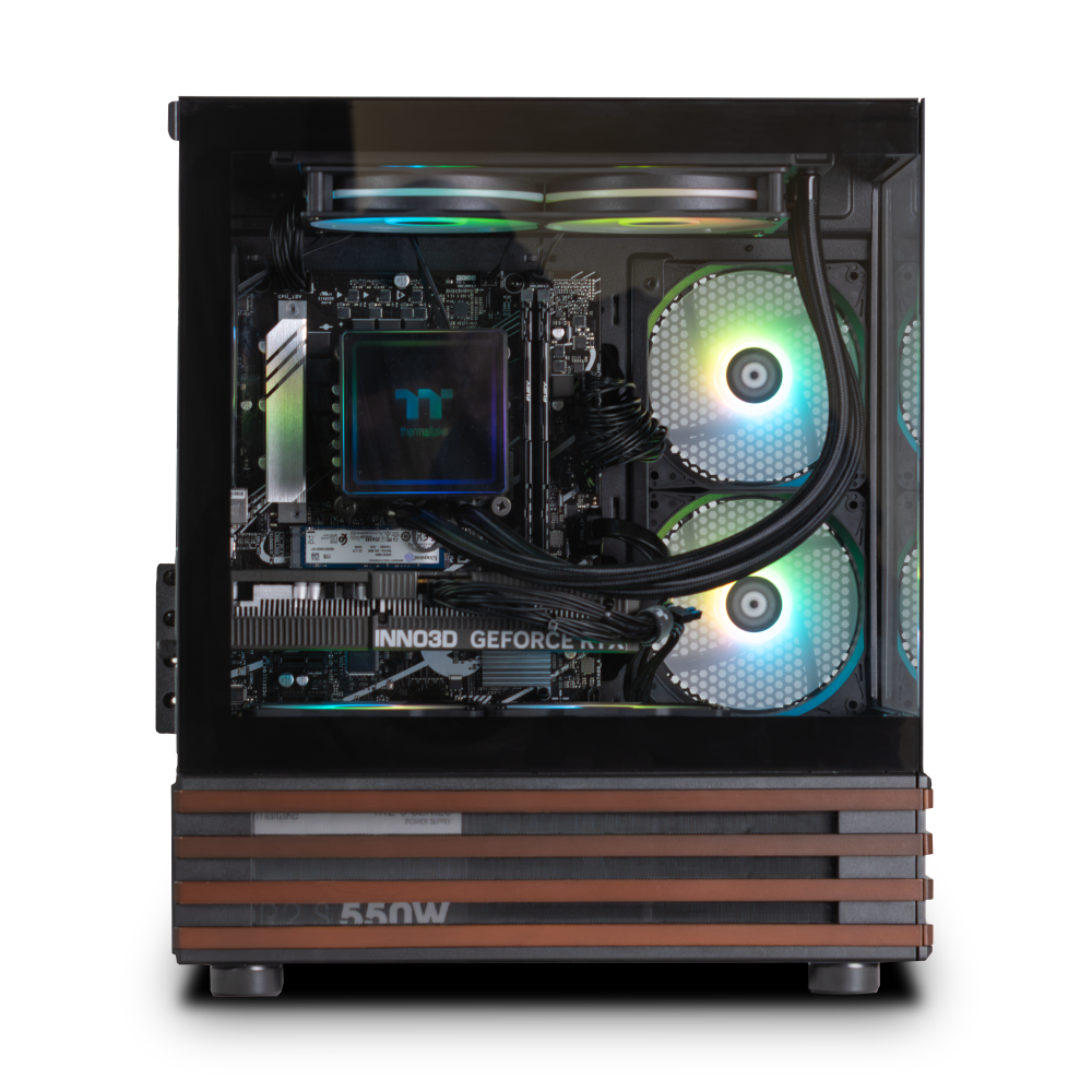 Quasit 5060 Black LCGS Gaming PC in der Seitenansicht mit View 170 WS Black Gehäuse, Panoramaglas, ARGB-Beleuchtung und Holzakzenten.