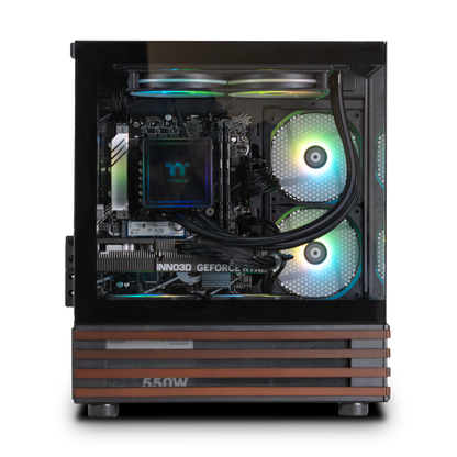 Quasit 5060 Black LCGS Gaming PC in der Seitenansicht mit View 170 WS Black Gehäuse, Panoramaglas, ARGB-Beleuchtung und Holzakzenten.
