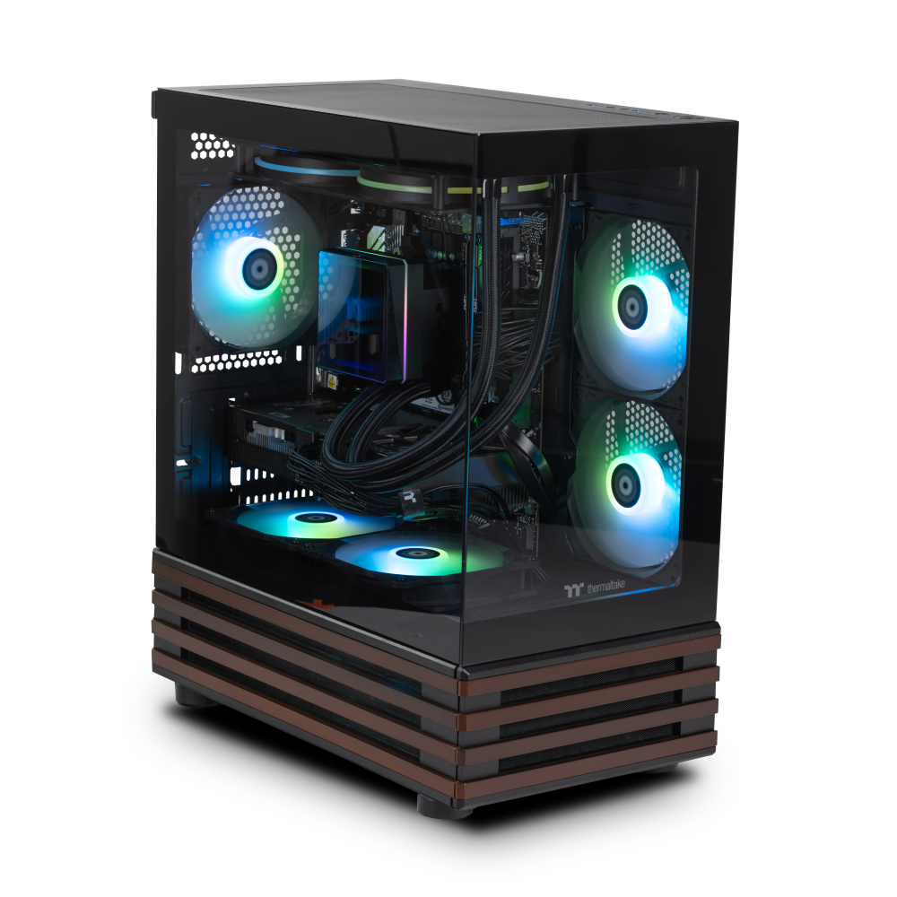 Quasit 5060 Black LCGS Gaming PC in der Kavalierperspektive mit View 170 WS Black Gehäuse, Panoramaglas, ARGB-Beleuchtung und Holzakzenten.