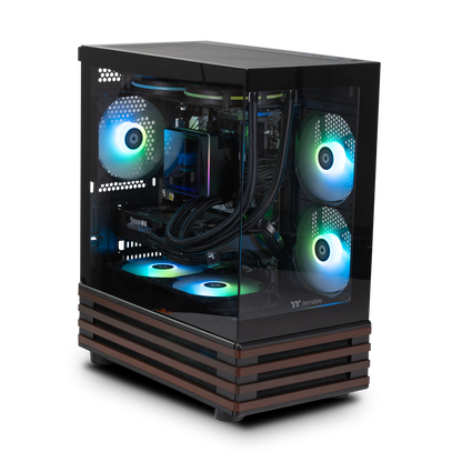 Quasit 5060 Black LCGS Gaming PC in der Kavalierperspektive mit View 170 WS Black Gehäuse, Panoramaglas, ARGB-Beleuchtung und Holzakzenten.