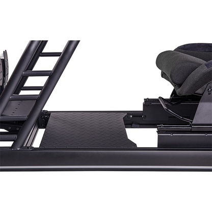 Der Sim RIG Floor ist eine hochwertige Fußstützenplatte in der Farbe Schwarz, die speziell für Rennsimulations-Cockpits entwickelt wurde. Sie besteht aus 2,5 mm starkem Stahl mit rutschfestem Profil.