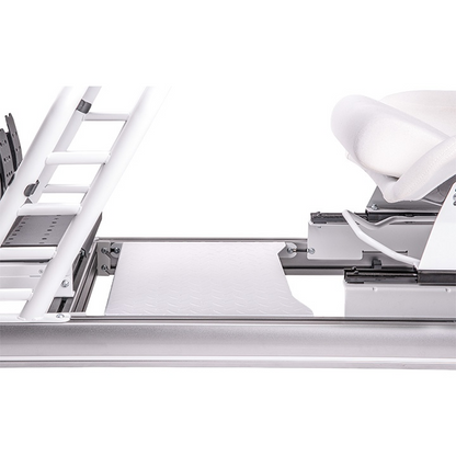 Der Sim RIG Floor ist eine hochwertige Fußstützenplatte in der Farbe Weiß, die speziell für Rennsimulations-Cockpits entwickelt wurde. Sie besteht aus 2,5 mm starkem Stahl mit rutschfestem Profil.