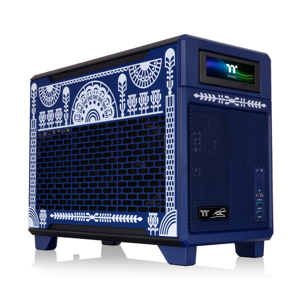 Das TR100 in der Koralie Edition in der Farbe Cobalt Blue ist ein Mini-ITX PC Gehäuse designt von der französischen Künstlerin Koralie.