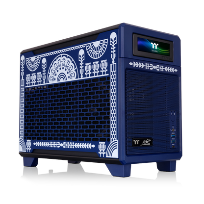 Das TR100 in der Koralie Edition in der Farbe Cobalt Blue ist ein Mini-ITX PC Gehäuse designt von der französischen Künstlerin Koralie.