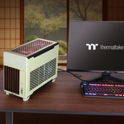 Das TR100 WS ITX PC-Gehäuse in der Farbe Matcha Green besticht durch seine edele Holzoptik, das Dual-Chamber-Designs und Optionales 3,9" LCD.