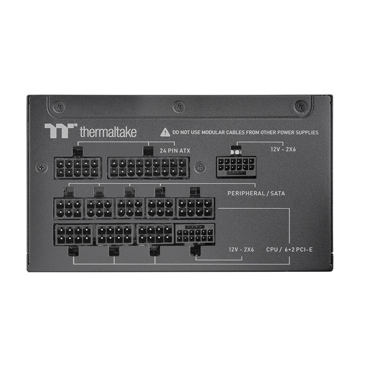 Schwarzes Thermaltake Netzteil mit modularen Anschlüssen für 24-Pin ATX, 12V-2x6 und PCIe-Kabel auf weißem Hintergrund.