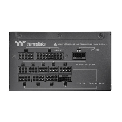 Schwarzes Thermaltake Netzteil mit modularen Anschlüssen für 24-Pin ATX, 12V-2x6 und PCIe-Kabel auf weißem Hintergrund.
