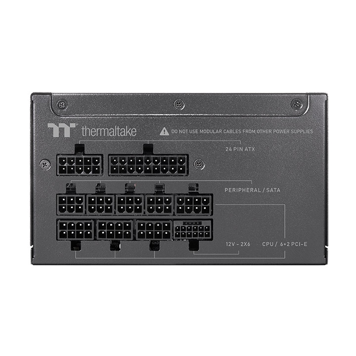 Schwarzes Thermaltake Toughpower Netzteil mit modularen Anschlüssen für ATX, PCIe, SATA und 12V-2x6 Kabel.