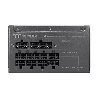 Schwarzes Thermaltake Toughpower Netzteil mit modularen Anschlüssen für ATX, PCIe, SATA und 12V-2x6 Kabel.
