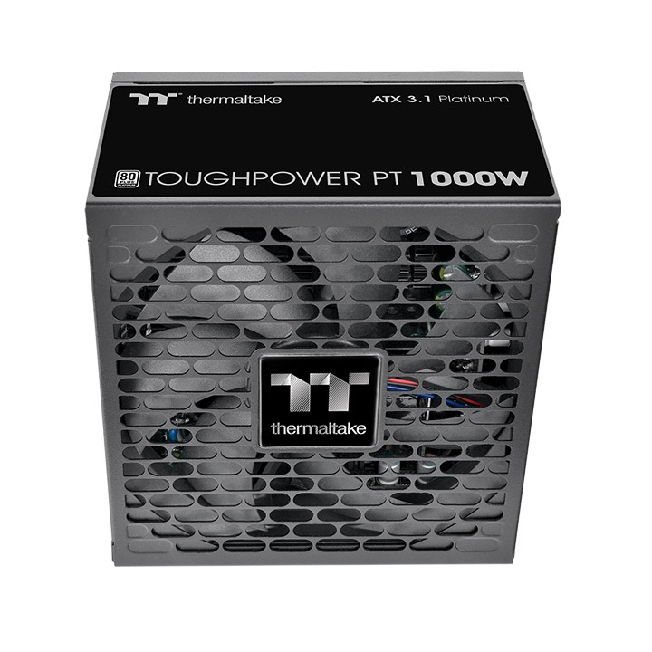 Das Toughpower PT 1000W Black ist ein 80 PLUS Platinum -zertifiziertes PC-Netzteil (PSU) mit der Spezifikation ATX 3.1 und ist mit einem nativen PCIe Gen 5.1 12+4-Pin-Anschluss ausgestatt.