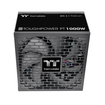 Das Toughpower PT 1000W Black ist ein 80 PLUS Platinum -zertifiziertes PC-Netzteil (PSU) mit der Spezifikation ATX 3.1 und ist mit einem nativen PCIe Gen 5.1 12+4-Pin-Anschluss ausgestatt.