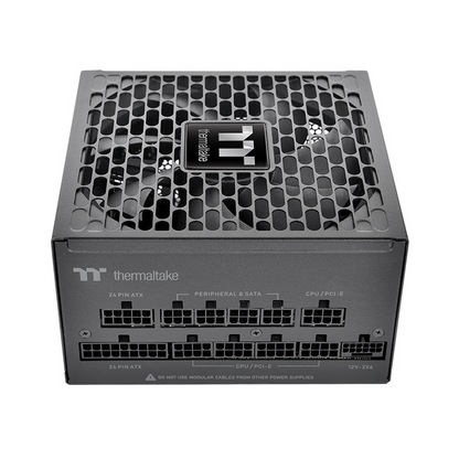 Das Toughpower PT 1000W Black ist ein 80 PLUS Platinum -zertifiziertes PC-Netzteil (PSU) mit der Spezifikation ATX 3.1 und ist mit einem nativen PCIe Gen 5.1 12+4-Pin-Anschluss ausgestatt.