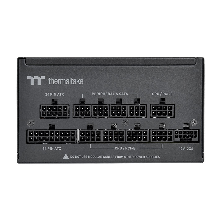 Das Toughpower PT 1000W Black ist ein 80 PLUS Platinum -zertifiziertes PC-Netzteil (PSU) mit der Spezifikation ATX 3.1 und ist mit einem nativen PCIe Gen 5.1 12+4-Pin-Anschluss ausgestatt.