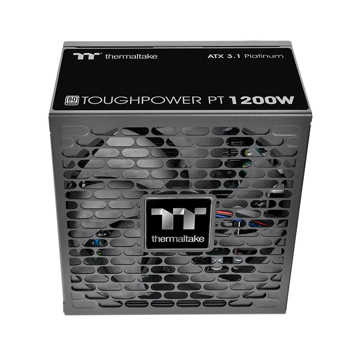 Das Toughpower PT 1200W Black ist ein 80 PLUS Platinum -zertifiziertes PC-Netzteil (PSU) mit der Spezifikation ATX 3.1 und ist mit einem nativen PCIe Gen 5.1 2x12+4-Pin-Anschluss ausgestatt.