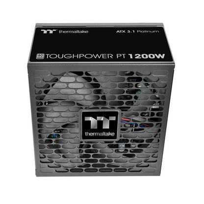 Das Toughpower PT 1200W Black ist ein 80 PLUS Platinum -zertifiziertes PC-Netzteil (PSU) mit der Spezifikation ATX 3.1 und ist mit einem nativen PCIe Gen 5.1 2x12+4-Pin-Anschluss ausgestatt.