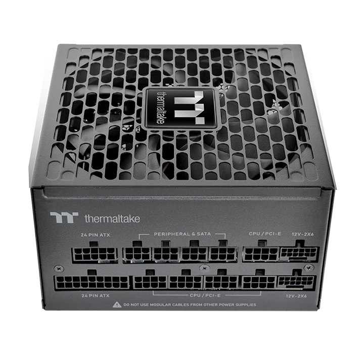 Das Toughpower PT 1200W Black ist ein 80 PLUS Platinum -zertifiziertes PC-Netzteil (PSU) mit der Spezifikation ATX 3.1 und ist mit einem nativen PCIe Gen 5.1 2x12+4-Pin-Anschluss ausgestatt.