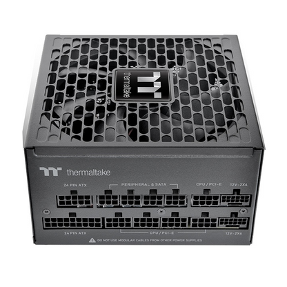 Das Toughpower PT 1200W Black ist ein 80 PLUS Platinum -zertifiziertes PC-Netzteil (PSU) mit der Spezifikation ATX 3.1 und ist mit einem nativen PCIe Gen 5.1 2x12+4-Pin-Anschluss ausgestatt.