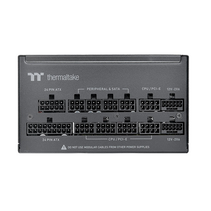 Das Toughpower PT 1200W Black ist ein 80 PLUS Platinum -zertifiziertes PC-Netzteil (PSU) mit der Spezifikation ATX 3.1 und ist mit einem nativen PCIe Gen 5.1 2x12+4-Pin-Anschluss ausgestatt.