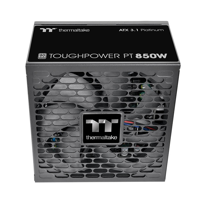 Das Toughpower PT 850W Black ist ein 80 PLUS Platinum -zertifiziertes PC-Netzteil (PSU) mit der Spezifikation ATX 3.1 und ist mit einem nativen PCIe Gen 5.1 12+4-Pin-Anschluss ausgestatt.