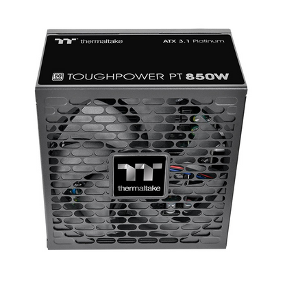 Das Toughpower PT 850W Black ist ein 80 PLUS Platinum -zertifiziertes PC-Netzteil (PSU) mit der Spezifikation ATX 3.1 und ist mit einem nativen PCIe Gen 5.1 12+4-Pin-Anschluss ausgestatt.