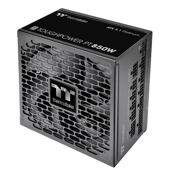 Das Toughpower PT 850W Black ist ein 80 PLUS Platinum -zertifiziertes PC-Netzteil (PSU) mit der Spezifikation ATX 3.1 und ist mit einem nativen PCIe Gen 5.1 12+4-Pin-Anschluss ausgestatt.