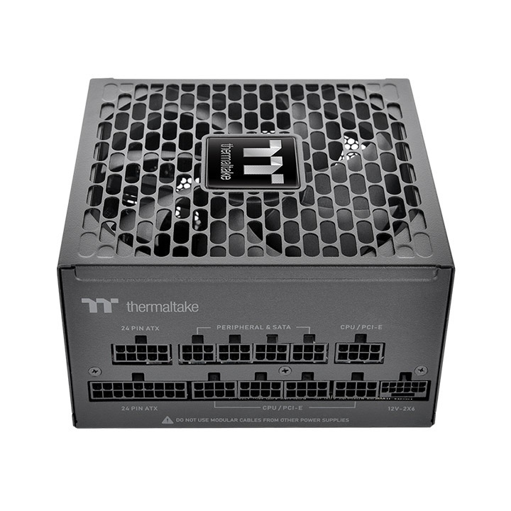 Das Toughpower PT 850W Black ist ein 80 PLUS Platinum -zertifiziertes PC-Netzteil (PSU) mit der Spezifikation ATX 3.1 und ist mit einem nativen PCIe Gen 5.1 12+4-Pin-Anschluss ausgestatt.