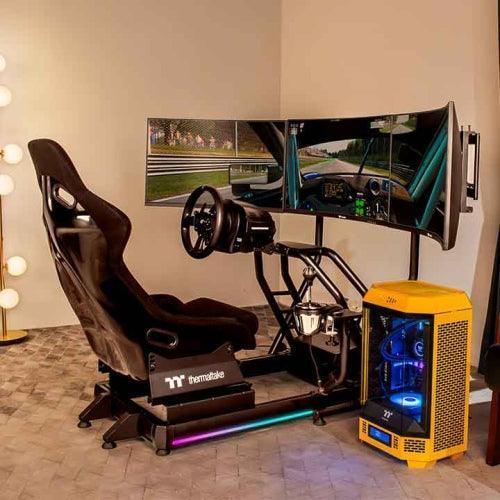 Der Triple Racing Monitor Stand in der Farbe Black ergibt mit dem GR300/GR500 das perfekte SimRaching-Setup für alle Rennfahrer.