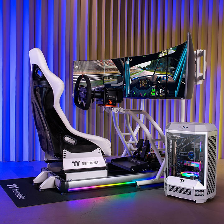 Der Triple Racing Monitor Stand in der Farbe Snow White ergibt mit dem GR300/GR500 das perfekte SimRacing-Setup für alle Rennfahrer.