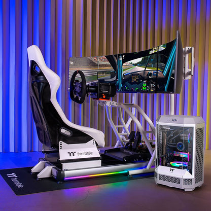 Der Triple Racing Monitor Stand in der Farbe Snow White ergibt mit dem GR300/GR500 das perfekte SimRacing-Setup für alle Rennfahrer.