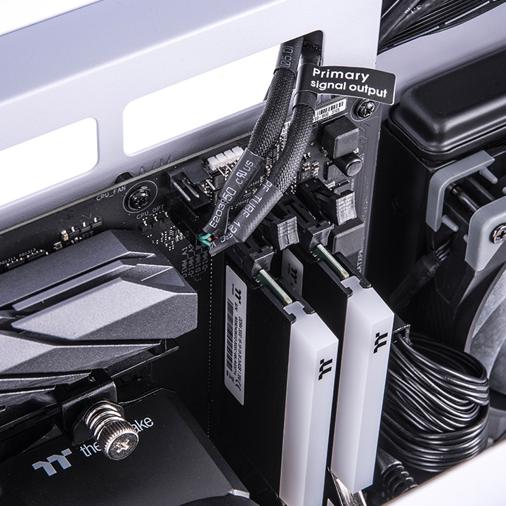 Der TTMOD PWM Fan 4-Pin Y-Cable verbindet auf elegante Weise zwei Lüfter mit nur einem PWM-Stecker für optimales Kabelmanagment.