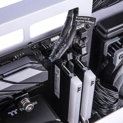 Der TTMOD PWM Fan 4-Pin Y-Cable verbindet auf elegante Weise zwei Lüfter mit nur einem PWM-Stecker für optimales Kabelmanagment.