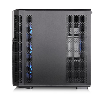 Schwarzes View 590 TG ARGB PC-Gehäuse mit Mesh-Seitenteil und sichtbaren blau beleuchteten Lüftern im Dual-Chamber-Design.