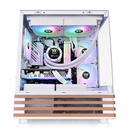 Das View 170 WS ARGB ist M-ATX PC-Gehäuse in der Farbe Snow White. Es überzeugt durch seine drei 120-mm ARGB-Lite Lüfter und eine wunderschöne Holzoptik.