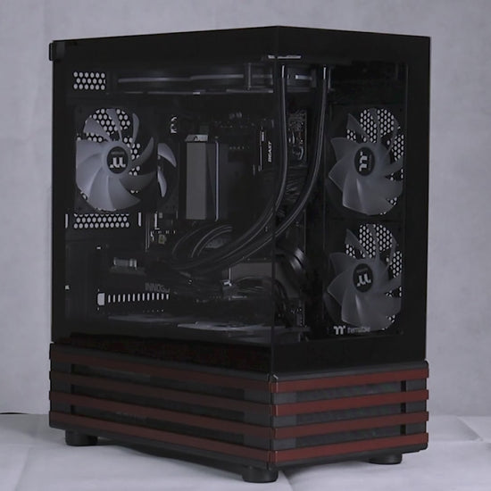 Quasit 5060 Black LCGS Gaming PC in der Untersicht mit View 170 WS Black Gehäuse, Panoramaglas, ARGB-Beleuchtung und Holzakzenten.
